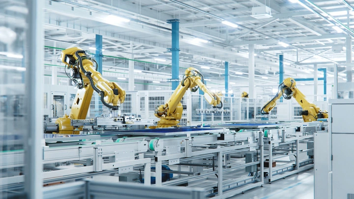iluminação para galpão industrial imagem de um galpão com máquinas industriais