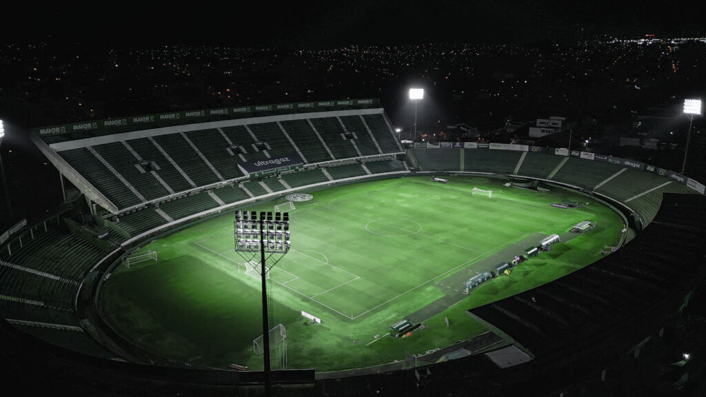 Refletor led para campo de futebol Everled G3 em estádio do Guarani Futebol Clube, Campinas