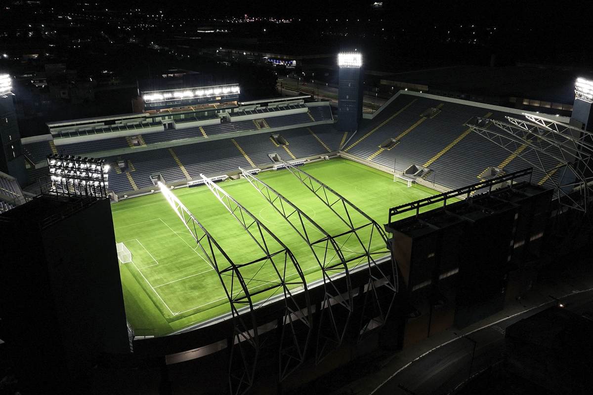 Imagem mostra a Arena Barueri iluminada a noite