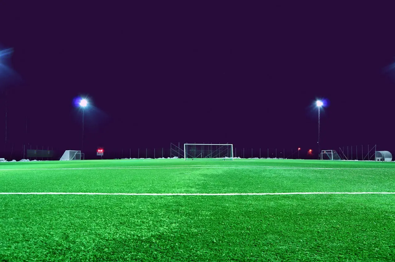 Foto de um campo de futebol iluminado