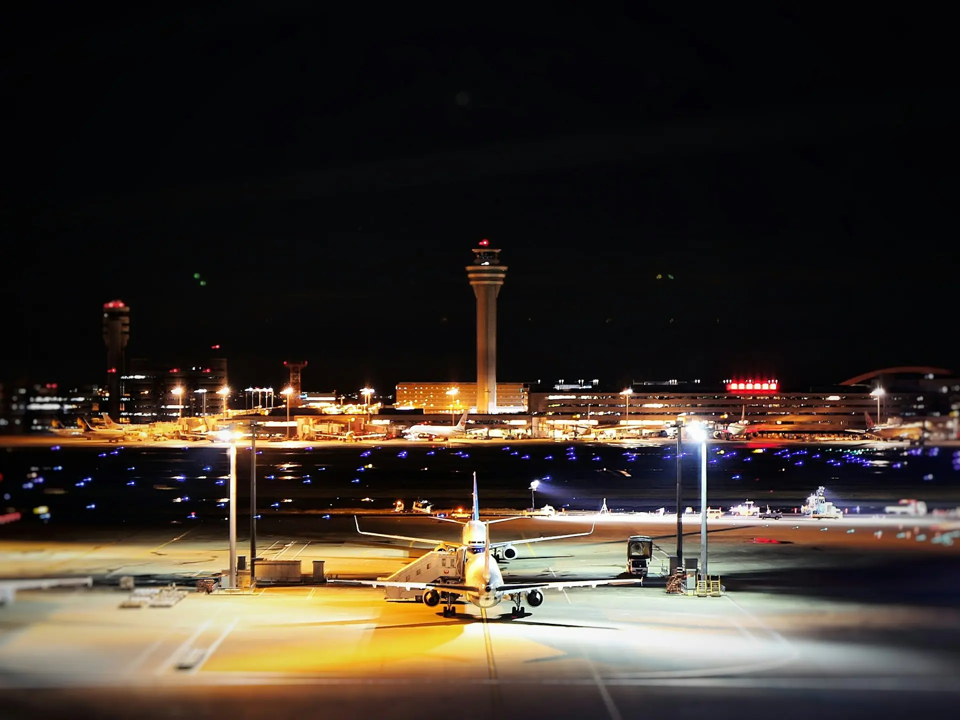 Foto de um aeroporto iluminado.