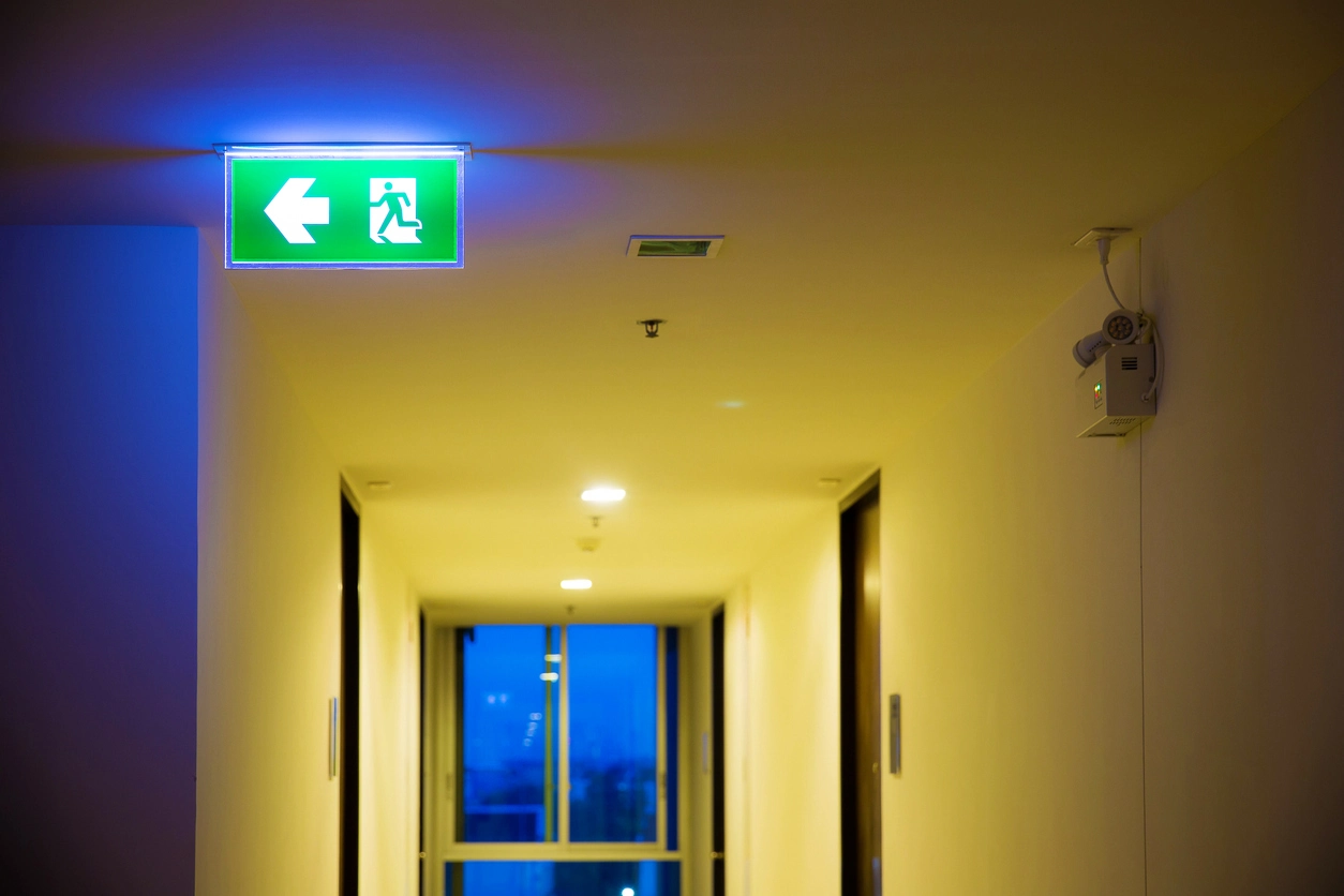 altura-iluminacao-emergencia imagem mostrando um corredor iluminado
