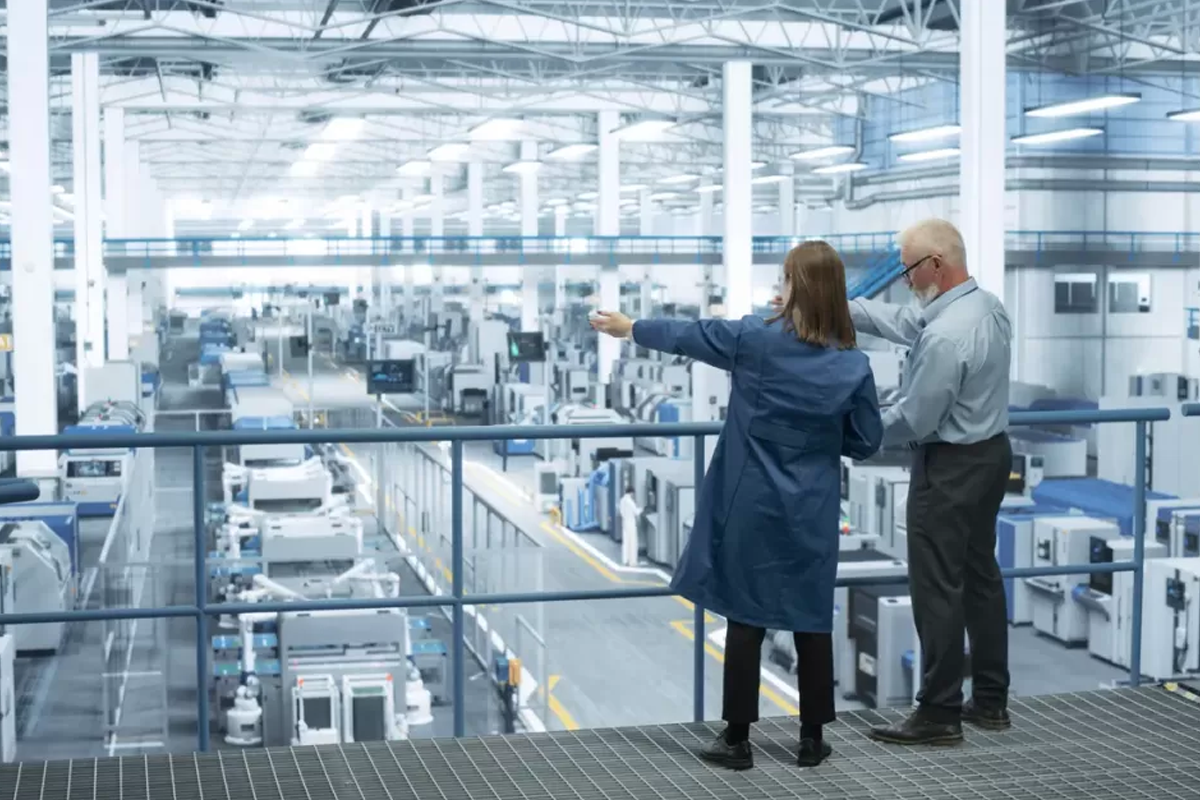 Foto de duas pessoas em uma fábrica
