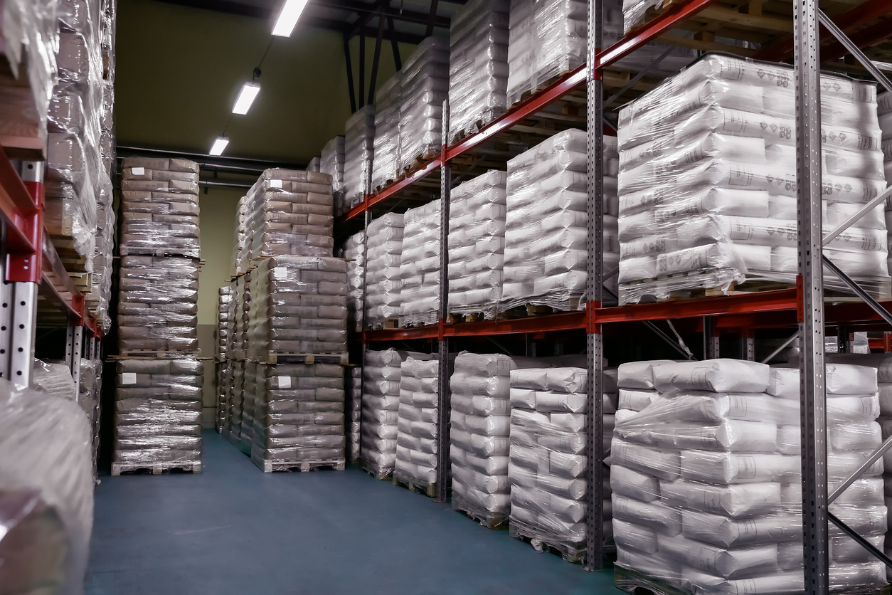 warehouse of finished products in paper bags iluminação para galpão logístico
