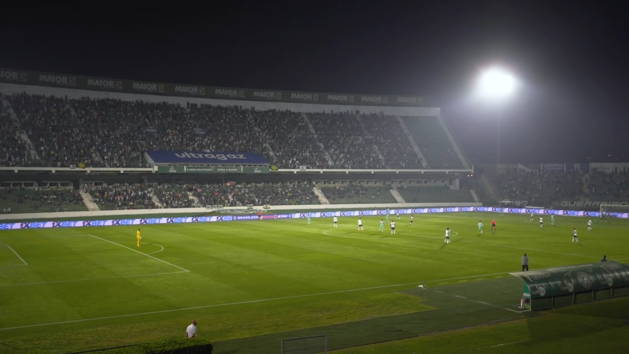 Campo de futebol com iluminação.
