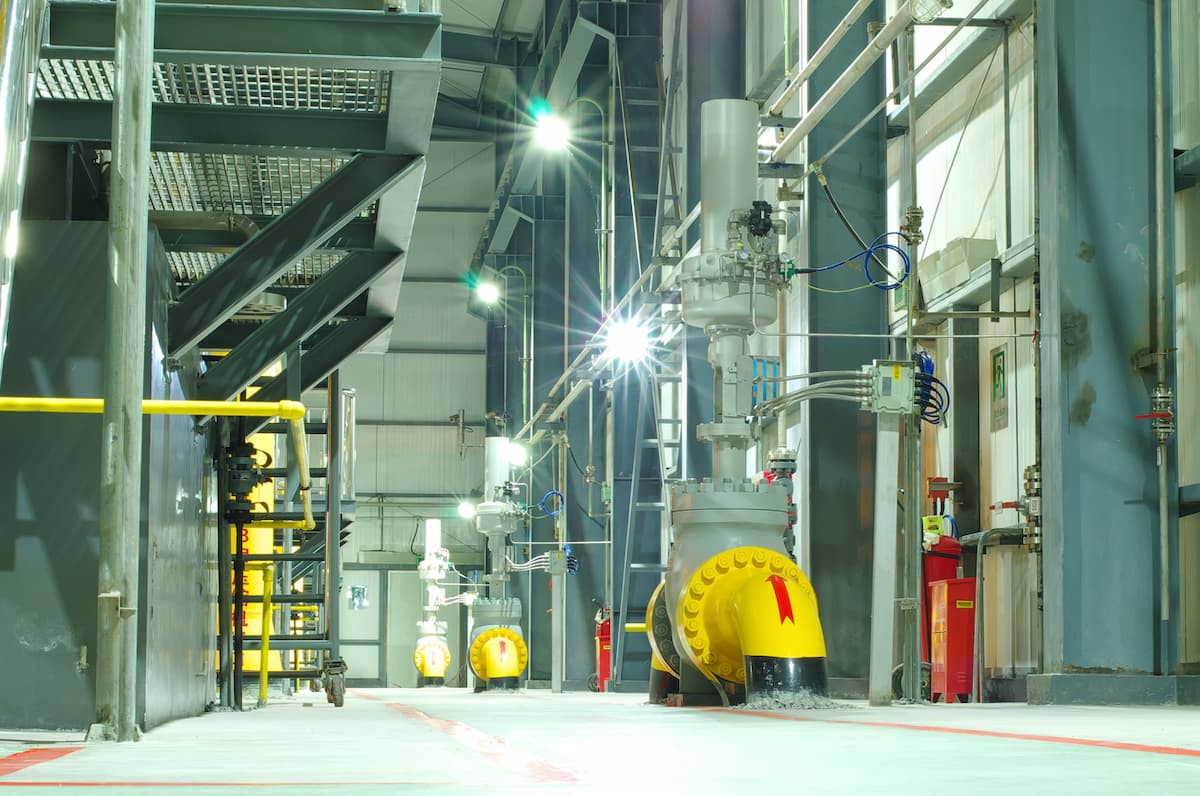 Galpão industrial com iluminação LED.