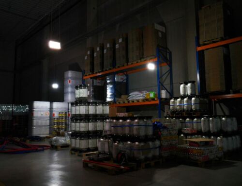 Qual a melhor iluminação para galpão? Como garantir eficiência e reduzir custos com energia