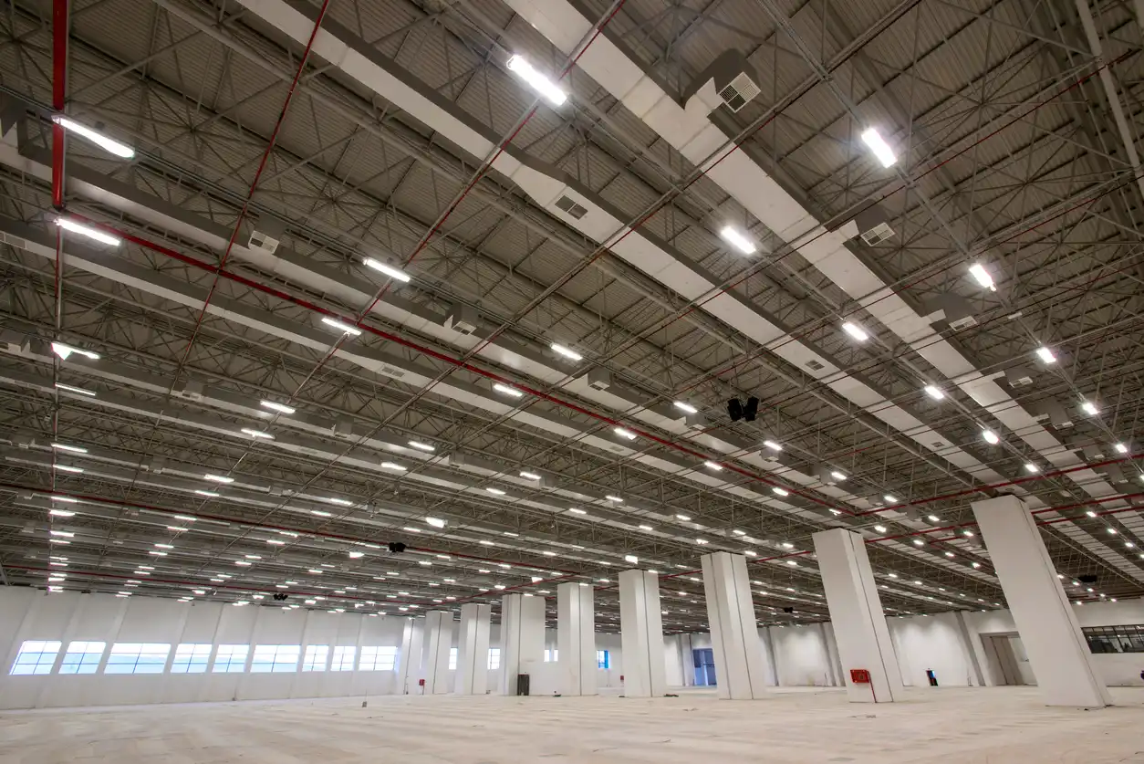 Imagem de um galpão industrial vazio e bem iluminado