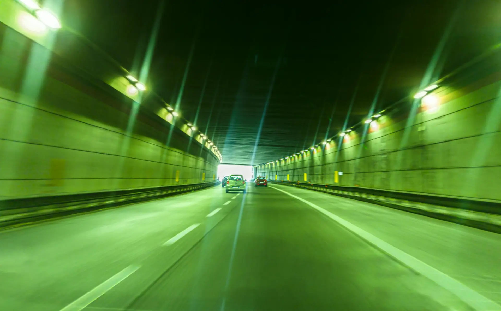 Imagem mostra um túnel com iluminação intensa e ofuscante.