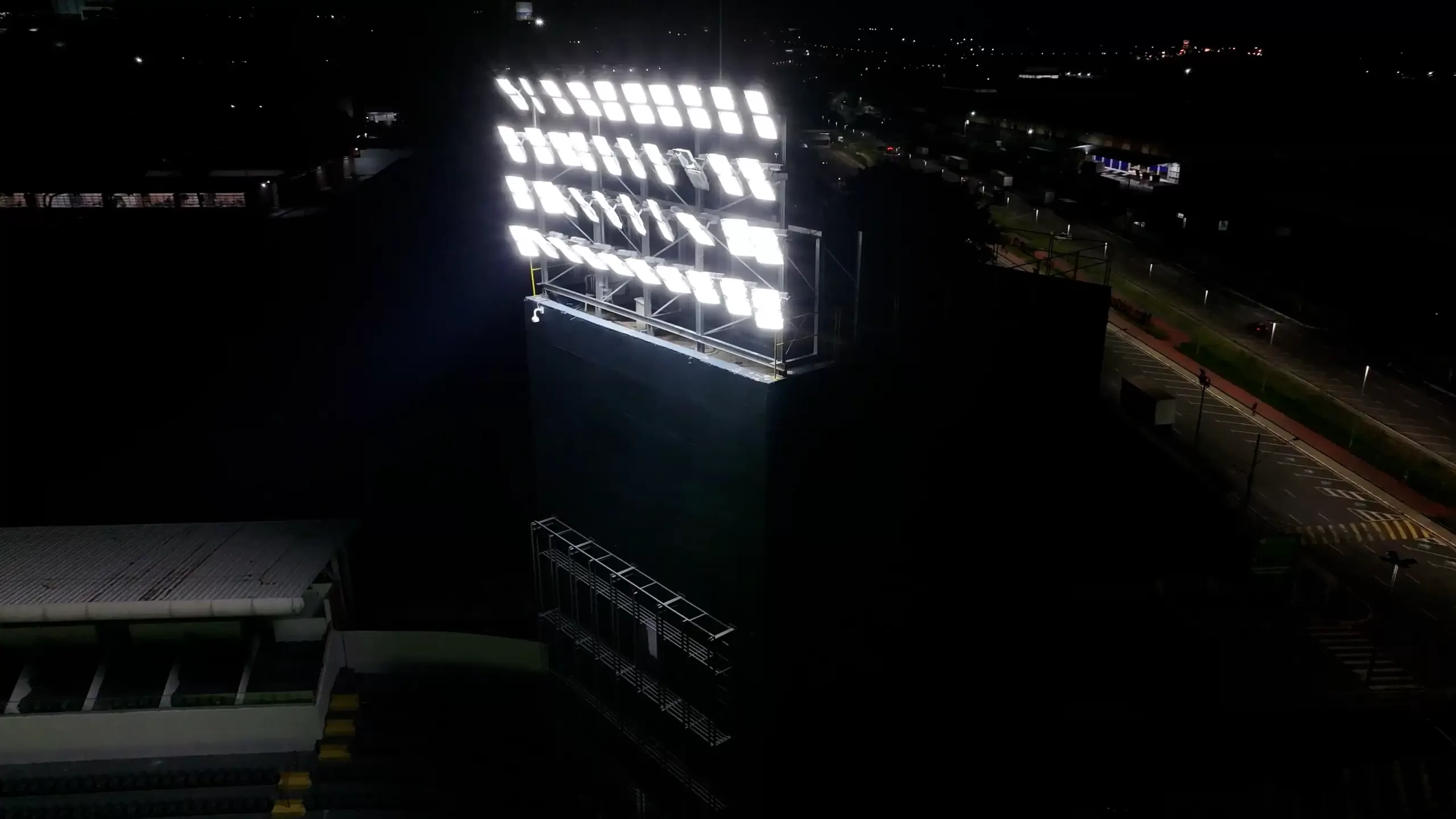 Imagem de um campo de futebol bem iluminado por luminárias esportivas da Novvalight.