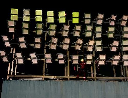 Manutenção de refletores esportivos: como manter a iluminação sempre no máximo