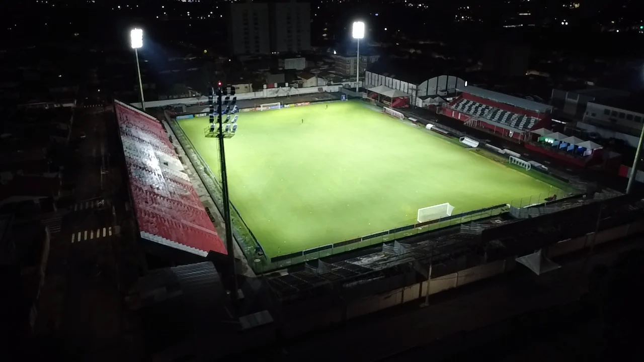 Imagem de um campo de futebol à noite, bem iluminado por refletores LED.