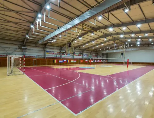 Diferença entre projetores e refletores high bay no esporte: qual faz mais sentido para cada quadra