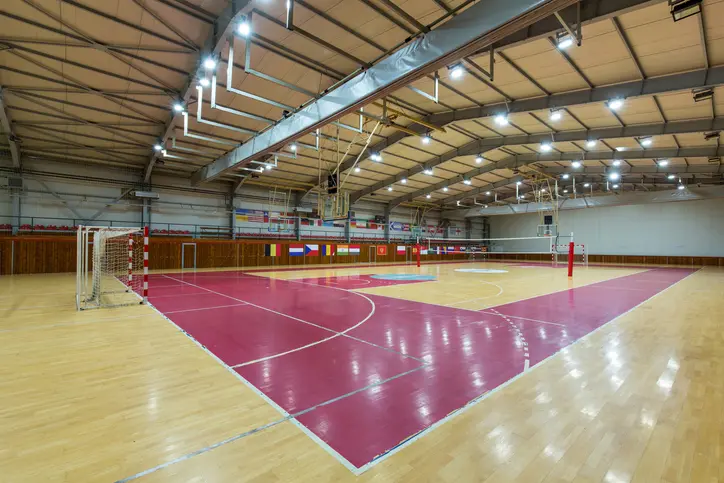 Imagem de uma quadra de esporte bem iluminada