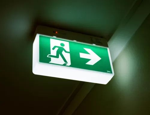 Tudo sobre sistemas de emergência de iluminação esportiva em arenas e ginásios