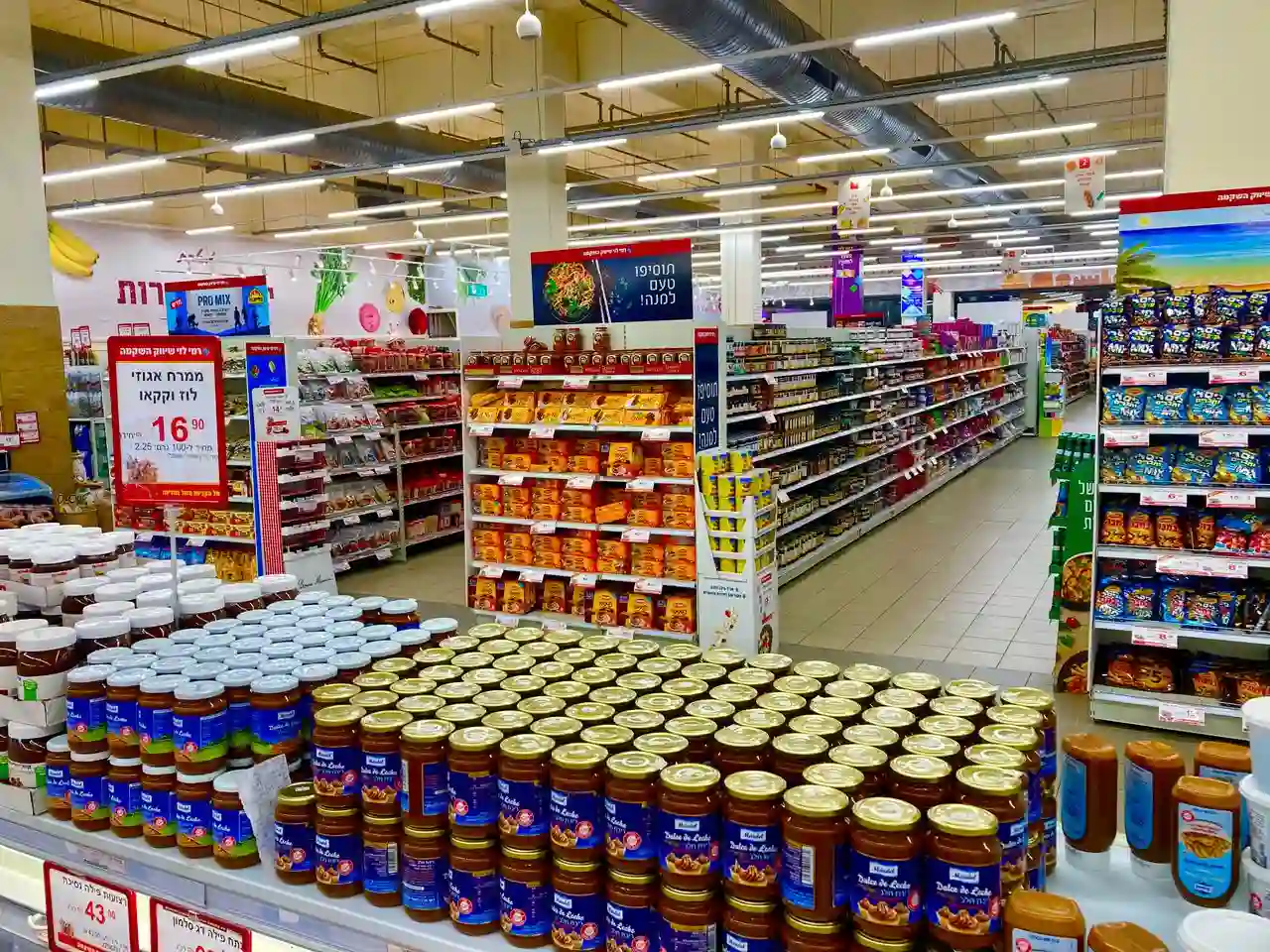 Imagem de um corredor de supermercado bem iluminado.
