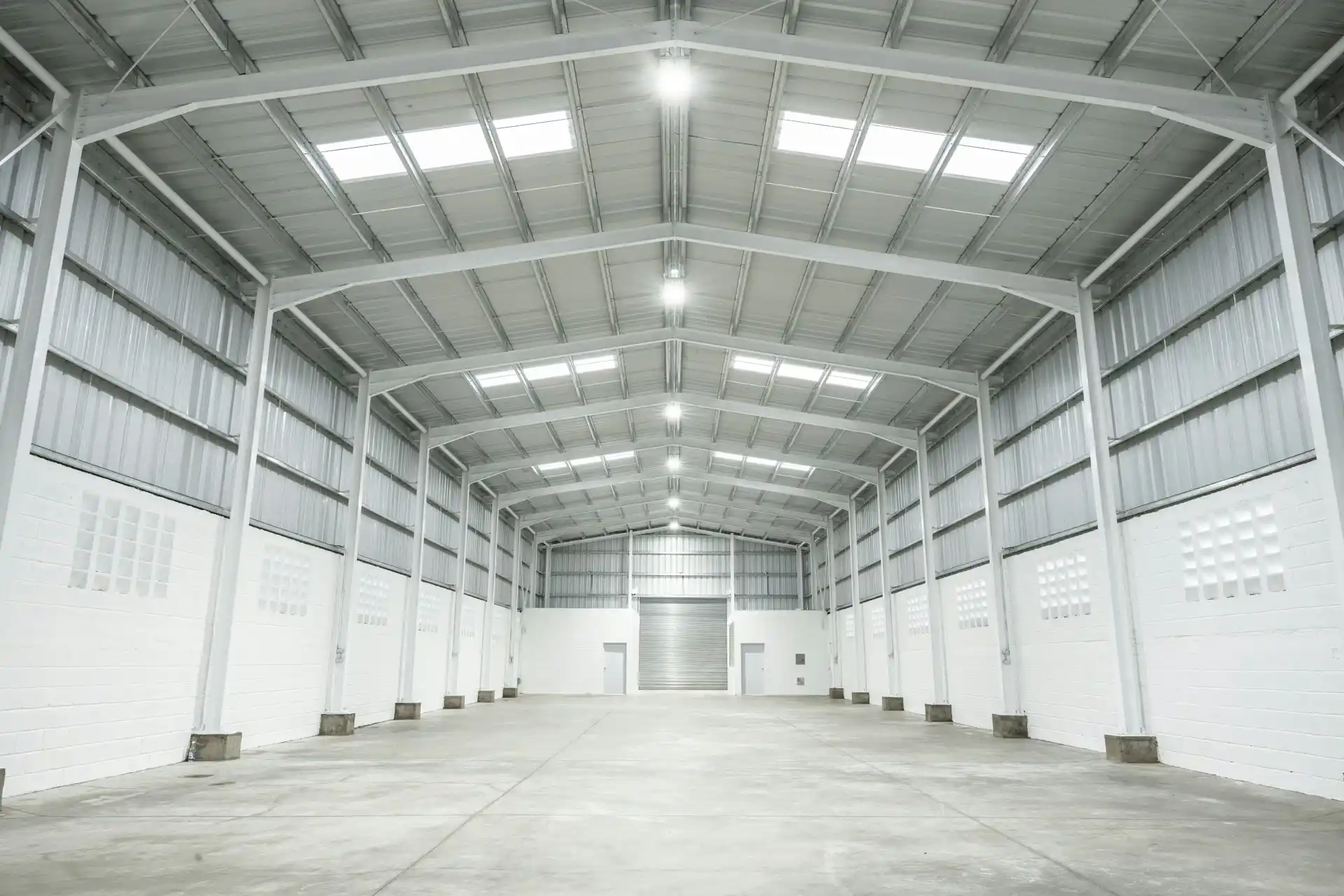 Galpão industrial com iluminação em LED no teto