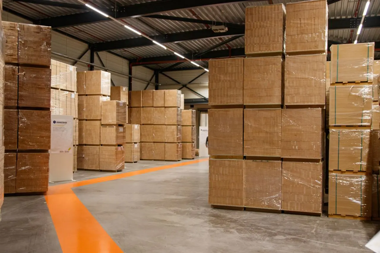 Galpão industrial com iluminação em LED no teto