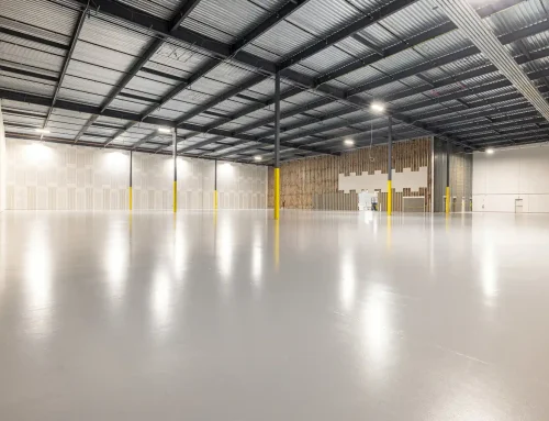 Como evitar ofuscamento ao instalar luminárias em galpões industriais?