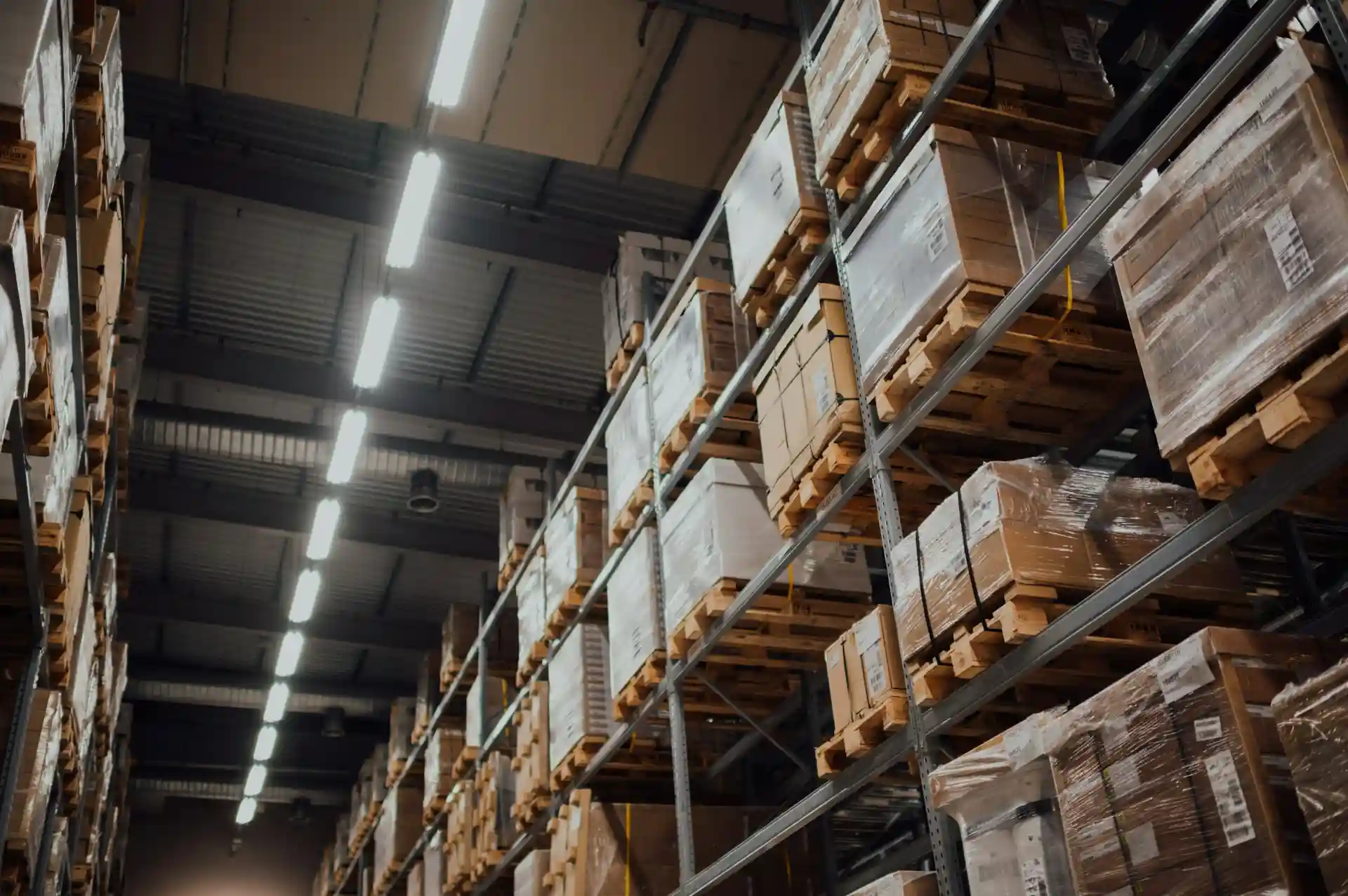 Galpão industrial com iluminação em LED no teto